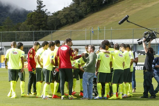 Antes do treino desta quinta, apresentador Luciano Huck visitou a seleção |