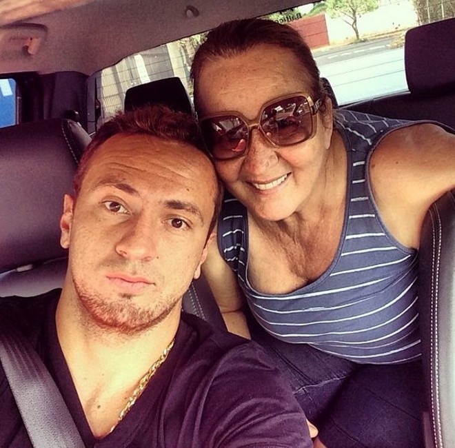 Zé Love, do Coritiba, ao lado da mãe |