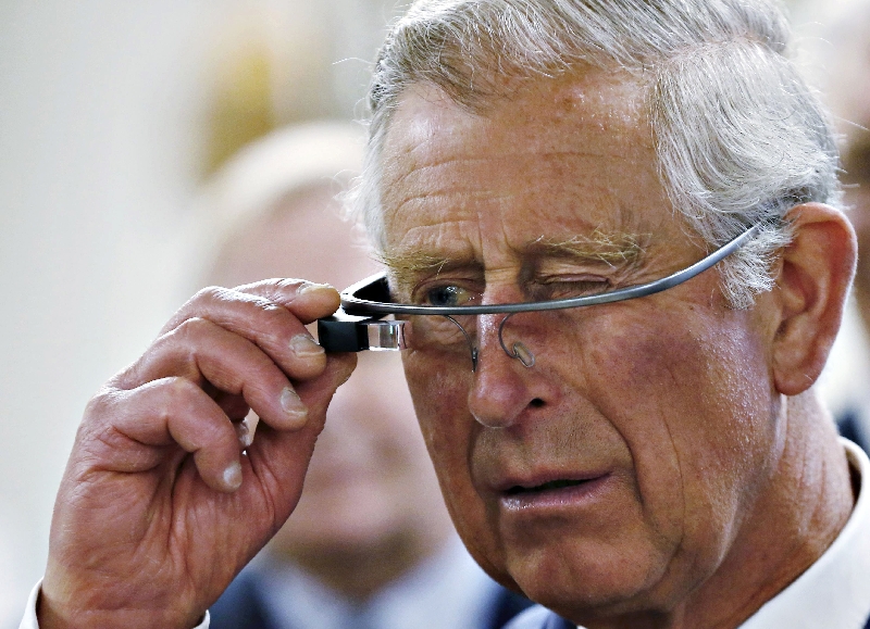 Gadget inovador: príncipe Charles usa Google Glass em evento | Mark Blinch/Reuters