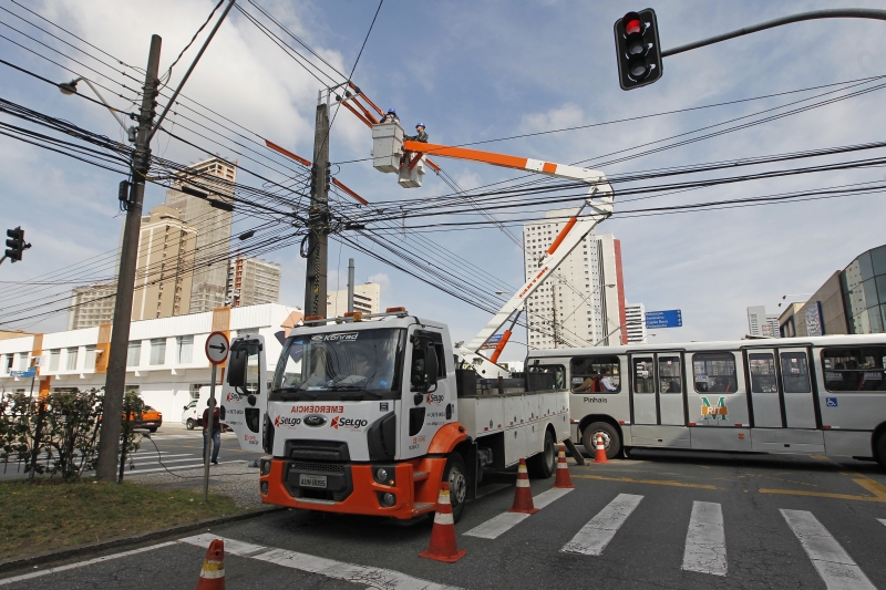 Técnicos fazem troca de cabeamento em rede da Copel: Justiça proibiu terceirização do serviço | Antônio More/ Gazeta do Povo