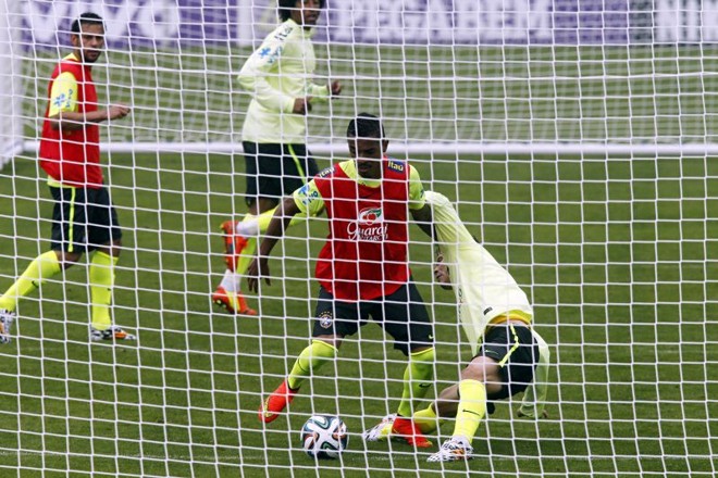 Luiz Gustavo briga pela bola no primeiro treino da seleção | 