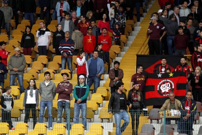 Torcida do Atlético comparece em pouco número ao estádio Willie Davids | 