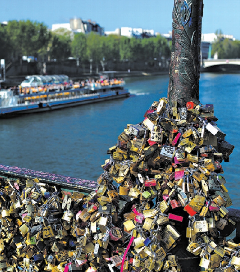Cadeadores na Pont des Arts já chegaram a derrubar uma parte da estrutura, um dos motivos que fez a Prefeitura de Paris lançar a campanha pelo fim da prática | Thibault Camus/Associated Press