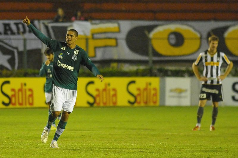 Ramon comemora primeiro gol do Goiás na vitória sobre o Botafogo em Juiz de Fora | Bruno Turano / Eleven / Folhapress