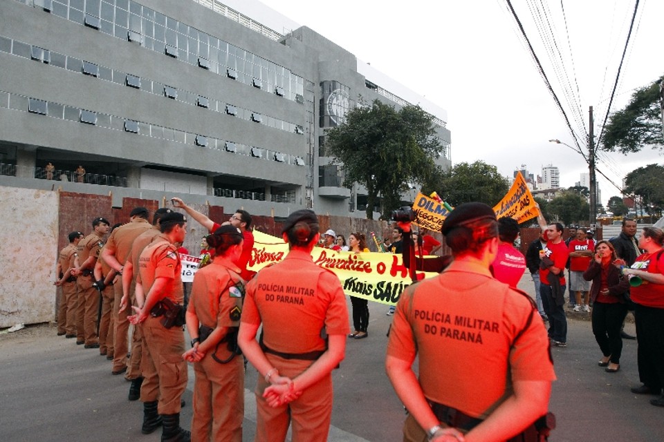 Trabalhadores da Educação protestaram contra a Copa | Daniel Castellano/ Gazeta do Povo