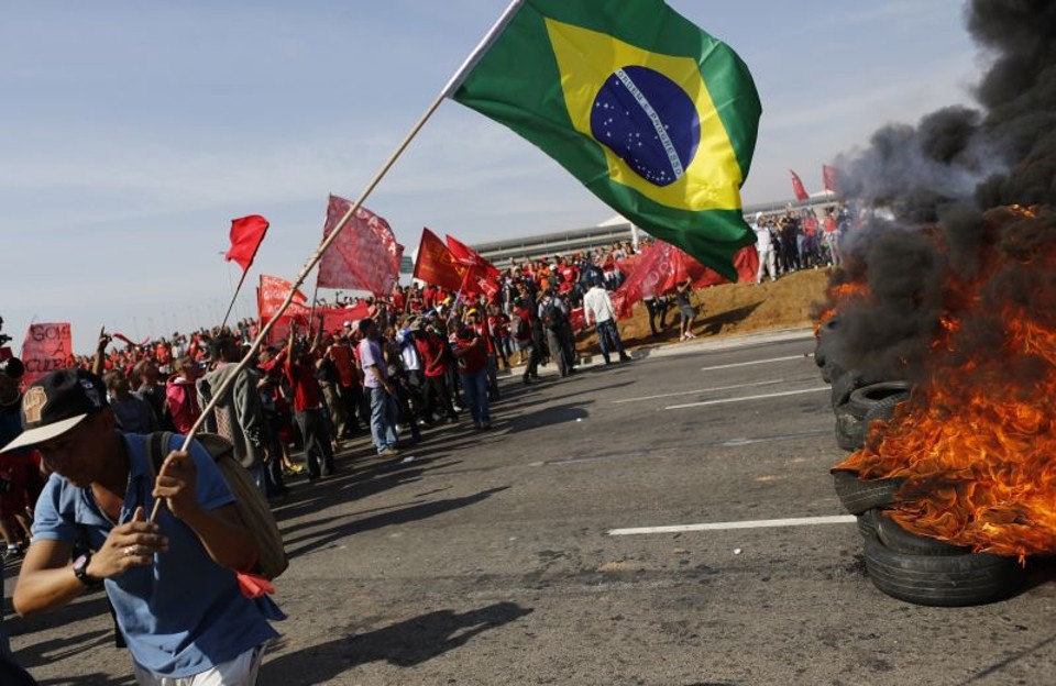Manifestantes bloqueiam vias de São Paulo em dia de protestos Manifestantes do Movimento do Trabalhadores Sem Teto fizeram ato em São Paulo | Nacho Doce / Reuters