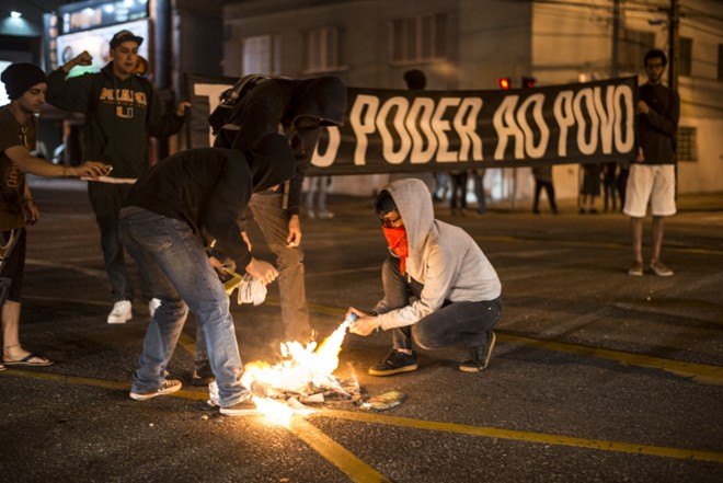 No meio do percurso, manifestantes queimaram lixo e edições da revista Veja |