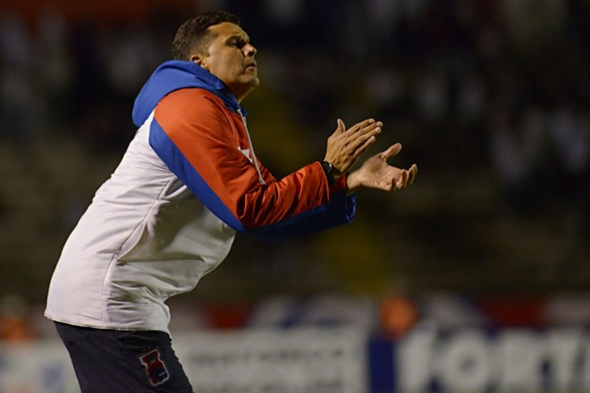 Técnico paranista Claudinei Oliveira orienta jogadores na Vila Capanema |