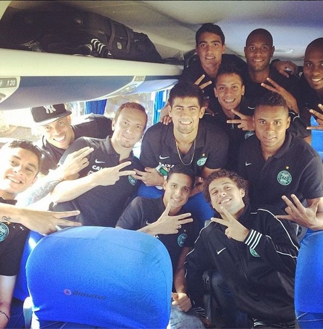 Zé Love ao lado de outros jogadores do Coritiba. Entre eles estão Luccas Claro, Leandro Almeida, Roni, Victor Ferraz, Jajá, Baraka, Diogo, Dudu, Bonfim e Denner. |