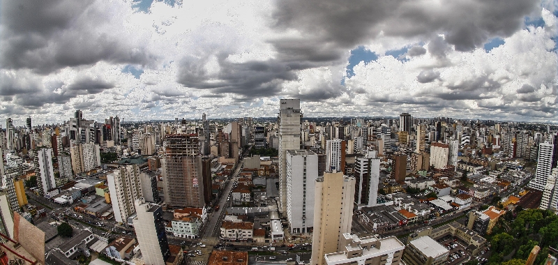 Enquanto a inflação no primeiro trimestre ficou em 2,1%, os preços dos imóveis novos na capital subiram 3,4%, em média: unidades compactas e no entorno da região central custam mais | Daniel Castellano/ Gazeta do Povo