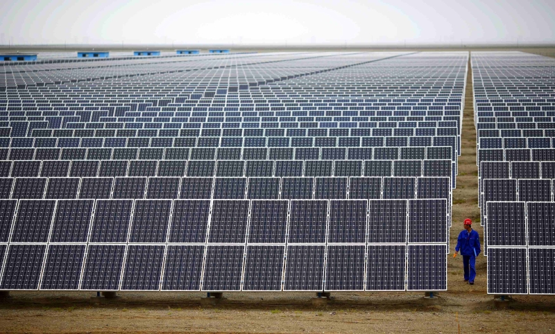 Instalação chinesa para coleta de luz solar: Brasil investe muito pouco | Carlos Barria/Reuters