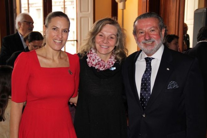 O cônsul da Argentina no Paraná, Héctor Gustavo Vivacqua, e sua mulher, Magdalena Visca Casas, com Celise Niero, gerente executiva do Sesc Paço da Liberdade, no evento