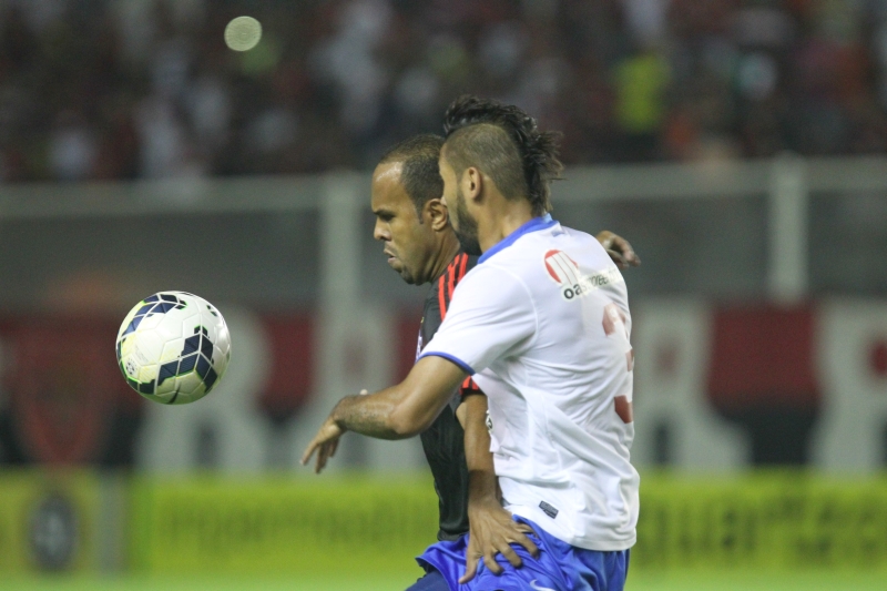 Atacante Alecsandro disputa bola em partida contra o Bahia | Gilvan de Souza / Divulgação / Flamengo