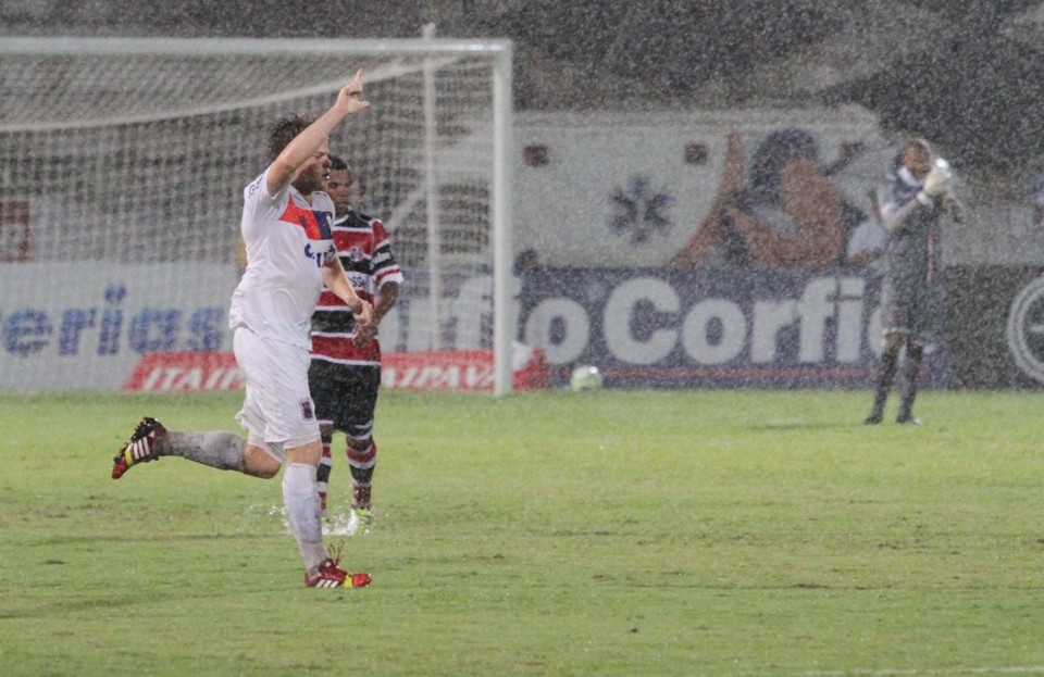 Serrato marcou o primeiro gol pelo Paraná | Guga Matos/JC Imagem/Folhapress