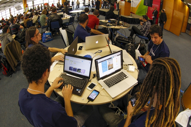 Os estudantes se reuniram em 23 equipes: disputa para criar o melhor software | Hugo Harada/ Gazeta do Povo