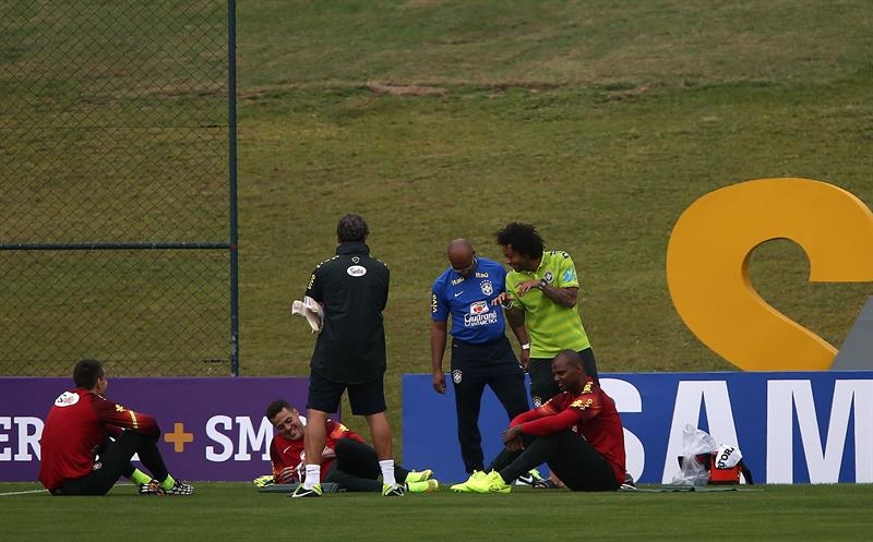 Lateral-esquerdo se integrou à seleção e acompanhou treinamento dos goleiros | Marcelo Sayão / EFE