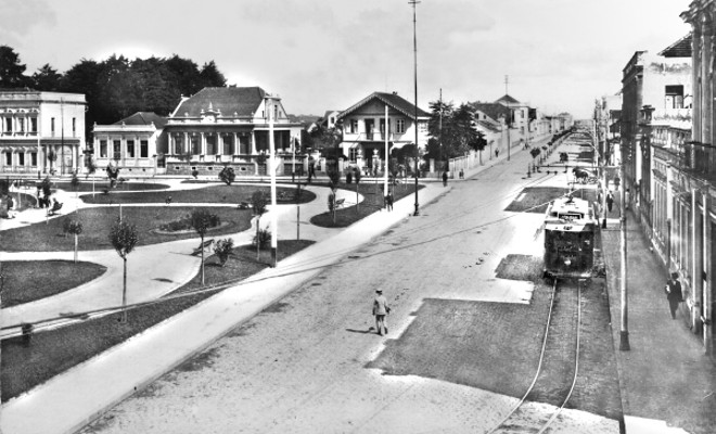 Aspecto da Rua Marechal Floriano e da Praça Carlos Gomes, em 1918 |