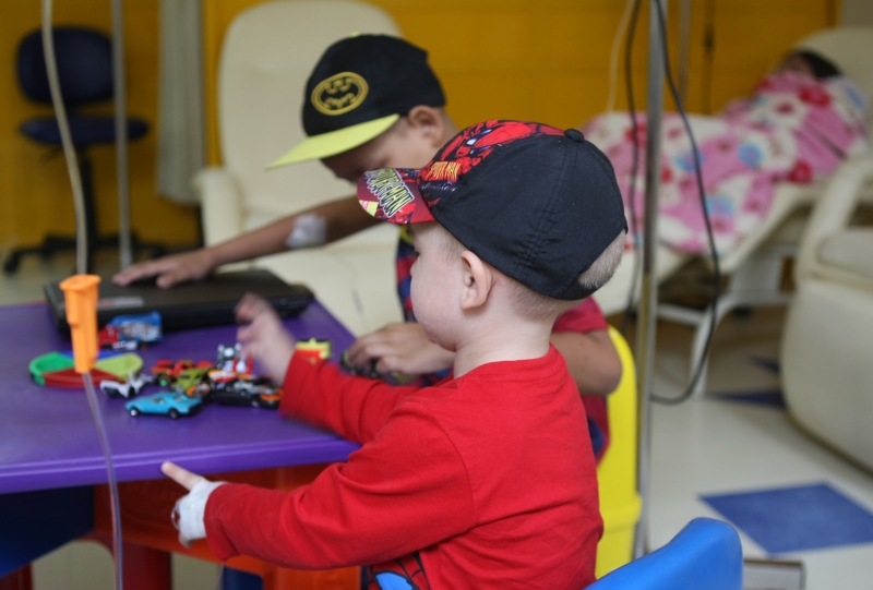 Crianças do Hospital Pequeno Príncipe: números crescentes desafiam a oncologia pediátrica | Aniele Nascimento/ Gazeta do Povo