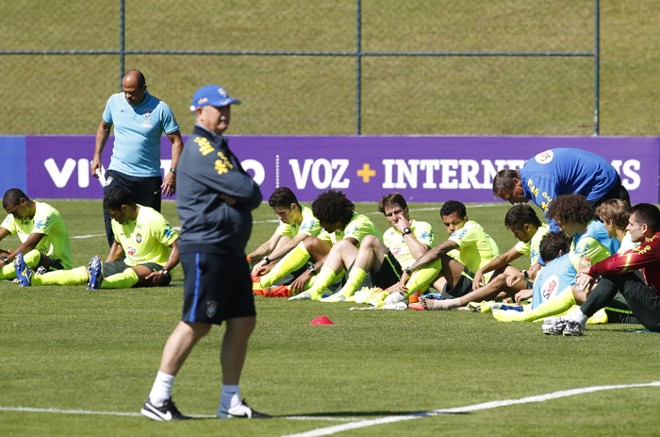 Felipão observa o aquecimento dos jogadores da seleção | 