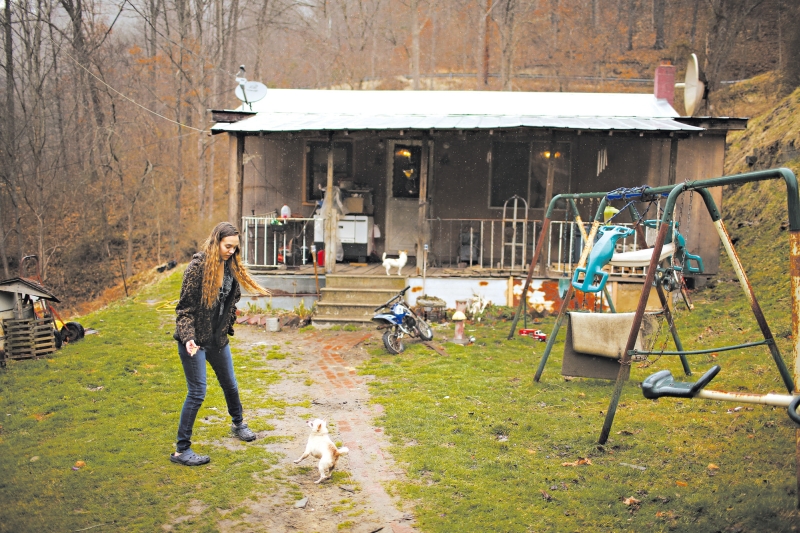 Aqui começou a guerra contra a pobreza: Emalee Short na casa dos avós, em Hensley, Virgínia Ocidental | Travis Dove/The New York Times