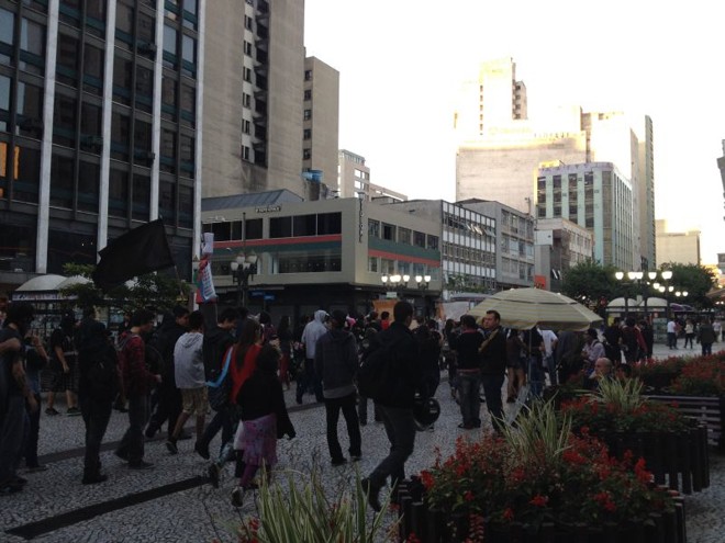 Pouco depois das 17h30, os manifestantes começaram a caminhar pelas ruas centrais de Curitiba |