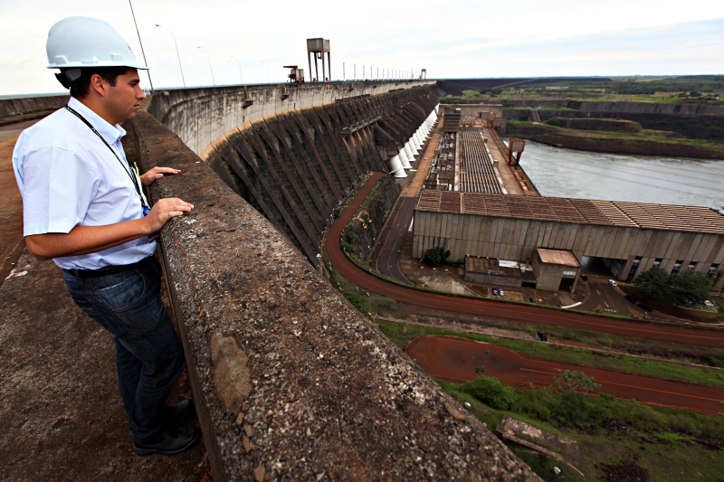 Barragem da hidrelétrica tem quase oito quilômetros de extensão: cada uma das 20 unidades geradoras de Itaipu pesa 6.600 toneladas. Na foto, o engenheiro Julio Dreher contempla o gigantismo da usina | Kiko Sierich/ Gazeta do Povo