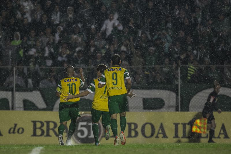 Alex, Zé Love e Keirrison comemoram gol do camisa 10 que abriu o placar na Vila Capanema | Marcelo Andrade / Gazeta do Povo
