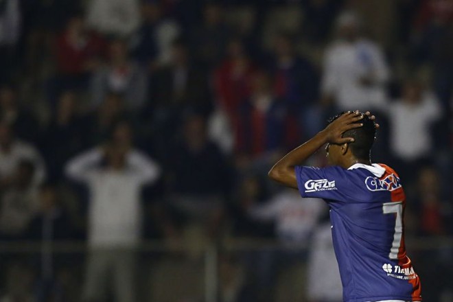 Keno lamenta após perder chance clara de gol no primeiro tempo | 