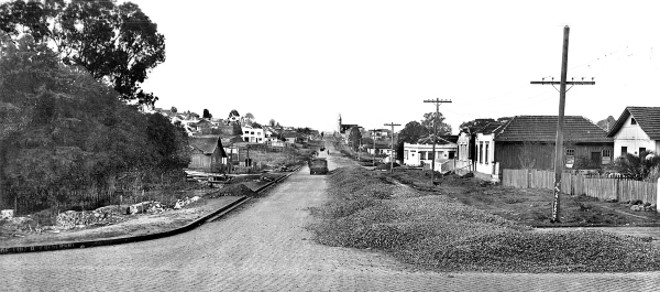 Em 1955, já com o nome de Getúlio Vargas, a antiga Rua Ivaí é calçada, e o Rio Água Verde, que corre à esquerda, é canalizado. A foto foi feita da Rua Bento Viana para o Centro |