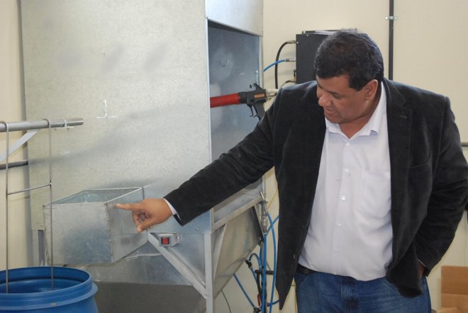 O professor Paulo Rogério Rodrigues mostra detalhes do processo desenvolvido na Unicentro. | Divulgação / Unicentro
