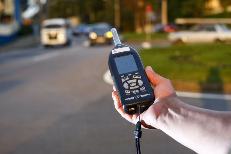 Medir o nível do ruído é parte do trabalho de fiscalização da PM | André Rodrigues/ Gazeta do Povo