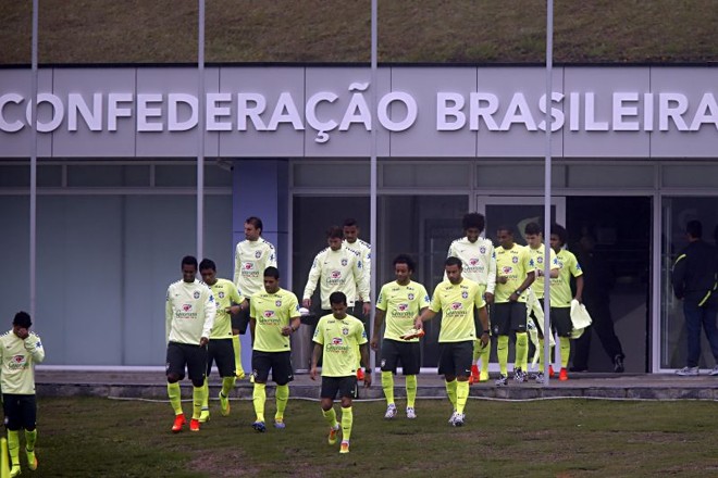 Jogadores desceram para o campo com 40 minutos de atraso em relação à programação original | 