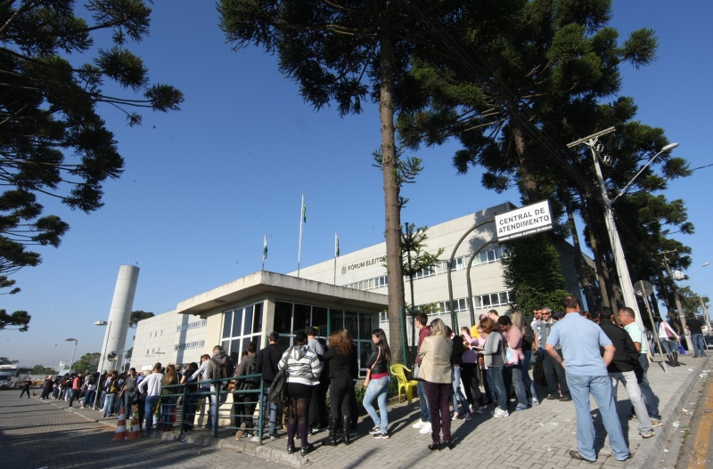 Filas em frente ao TRE eram formadas três horas antes do início dos atendimentos | Aniele Nascimento/ Gazeta do Povo
