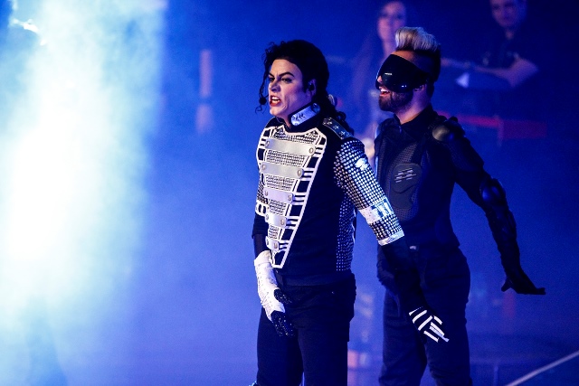 Com voz, dança e aparência parecidas com a de Michael, Rodrigo Teaser fez um belo show | André Rodrigues / Gazeta do Povo