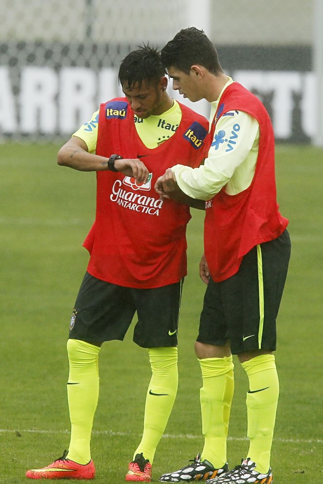 Neymar e Oscar consultam relógio em parada do treinamento | 