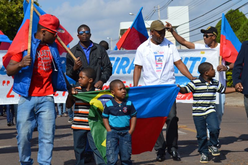 Haitianos desfilaram pelas ruas de Cascavel | Luiz Carlos da Cruz/Gazeta do Povo