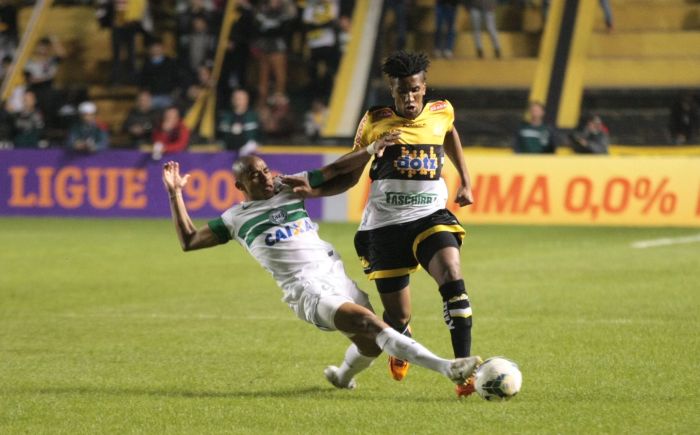 Lateral estreante Reginaldo na marcação de Cortez: jogadores do Coritiba não têm mais explicações para os maus resultados | Maurício Vieira / Diário de Notícias