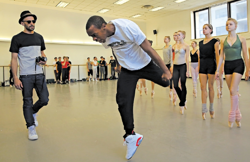 O artista de rua francês J R, à esquerda, trabalhando com Lil Buck, ao centro, e membros da companhia City Ballet | Andrea Mohin/The New York Times