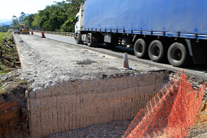 Obras na BR-101, em Santa Catarina: demora reduz o potencial de geração de riquezas | Henry Milleo/Gazeta do Povo