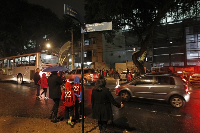 Movimento intenso de carros e pessoas nas imediações da Arena | 