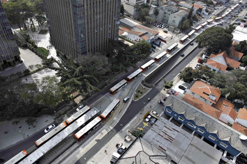 Ônibus parados formaram uma longa fila na Avenida Rebouças, em São Paulo, no segundo dia de greve dos motoristas e cobradores, ontem | Nacho Doce/Reuters