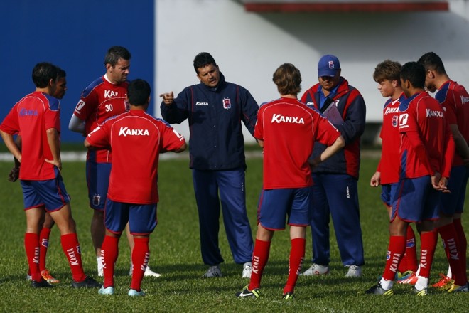 Técnico Claudinei Oliveira vai mudar time para a Copa do Brasil | Felipe Rosa / Tribuna do Paraná