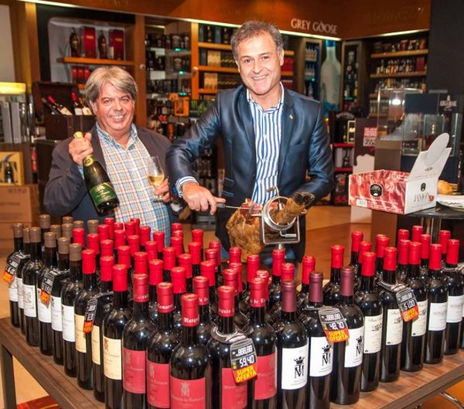 Oscar Montaña (à dir.), proprietário da vinícola espanhola Marquês de Tomares, assumiu o papel de Josep Llorens (à esq.), fatiador de Jamóns, na tarde espanhola realizada na Adega Brasil Delicatessen |
