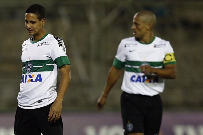 Roni e Alex em partida contra o Internacional | 
