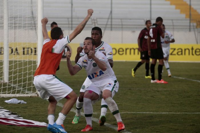 Thiago Luís comemora com companheiros de equipe o gol de empate da Chapecoense | Ivan Amorin / Gazeta do Povo