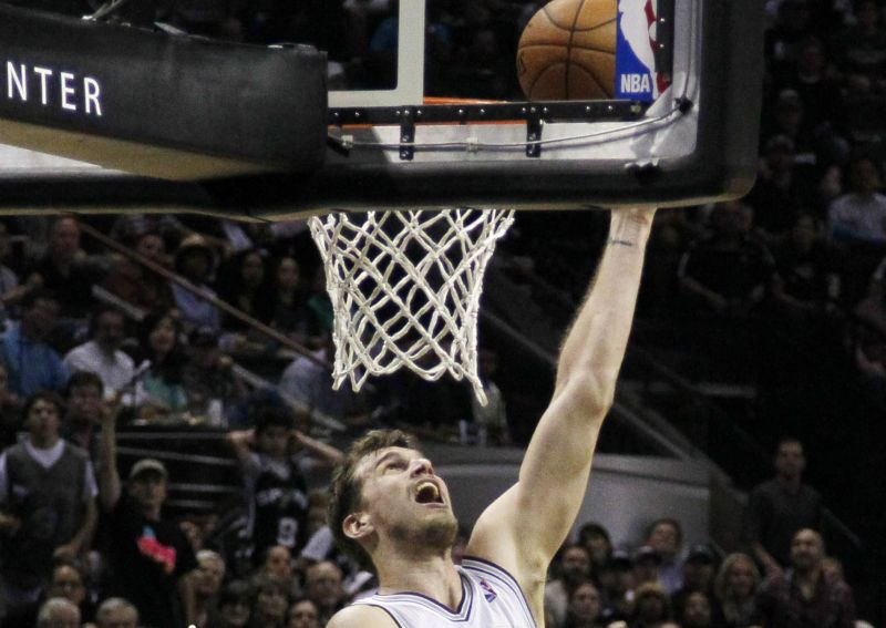O pivô brasileiro Tiago Splitter fez um "double-double", com 10 pontos e 10 rebotes na vitória do Spurs | Soobum Im / USA Today Sports