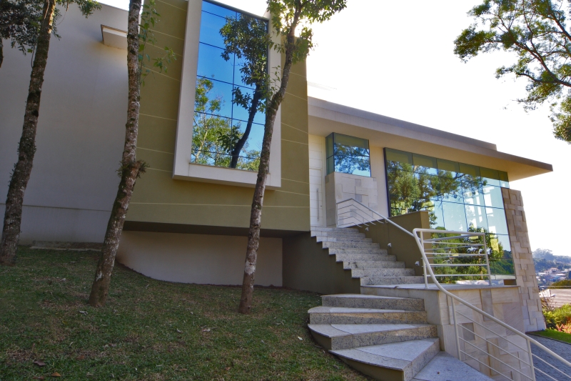 Ambientes em diferentes níveis enriquecem a estética e a qualidade espacial da residência | Inez Sallum