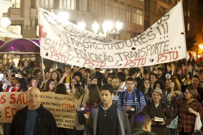 Em Curitiba, apenas 100 pessoas foram às ruas e com a participação de partidos políticos |