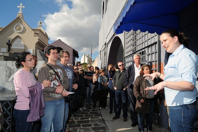Durante o passeio serão detalhados os significados das esculturas usadas para ornamentar os túmulos de personalidades da história da cidade e de pessoas comuns |