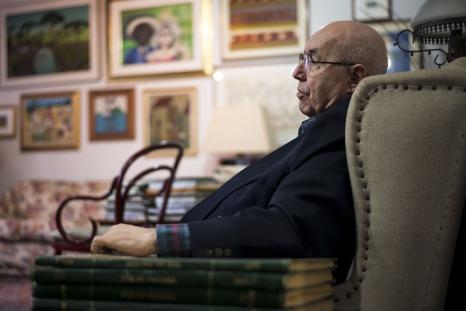 Professor Aroldo Murá em seu apartamento, no Batel, e a coleção completa de Voz do Paraná: Não me interessava se era direita ou esquerda. Sou um humanista cristão. | Henry Milléo/Gazeta do Povo